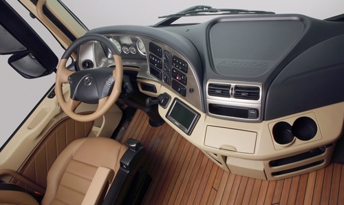 Interiér nákladního vozu Mercedes-Benz Actros.