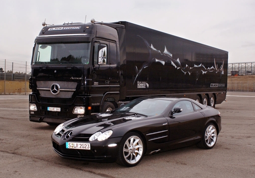 Stejná značka ale úplně jiné využití vozu - nákladní vůz Actros a sportovní automobil SLK Nákladní a sportovní vůz - Mercedes-Benz